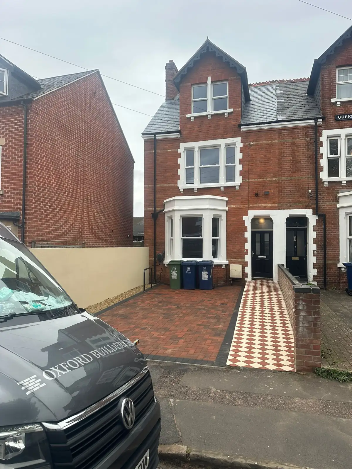 Oxford Builders van outside a red-brick Victorian terraced house in Oxford