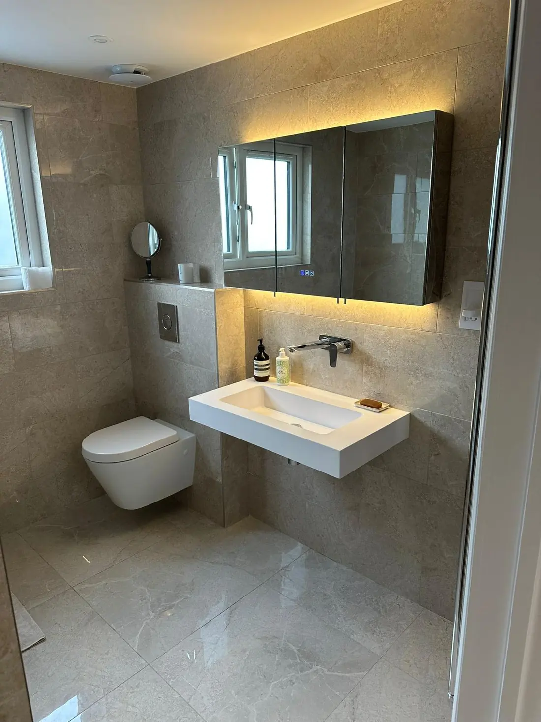 Finished en-suite basin and mirror in a converted loft in Oxford